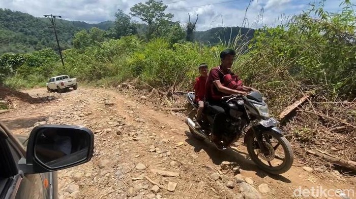 Jalan di Paluta-Tapsel 20 Tahun Rusak Parah, Warga Ngadu ke Bobby Nasution