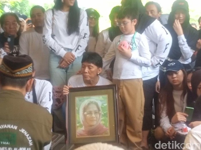 Bunda Iffet Dimakamkan, Bimbim Slank Peluk Foto sang Ibu