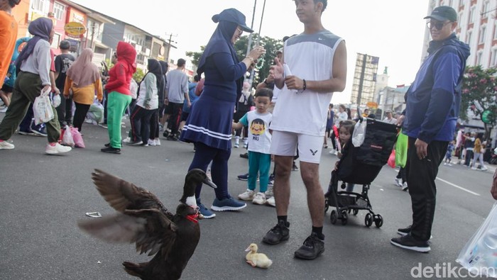 Agak Laen, Warga Bawa Bebek ke CFD Depok