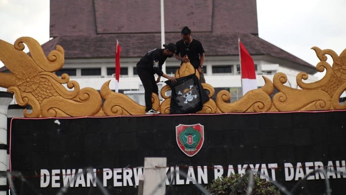 Massa Kibarkan Bendera &#039;One Piece&#039; di Depan Kantor DPRD Kalteng