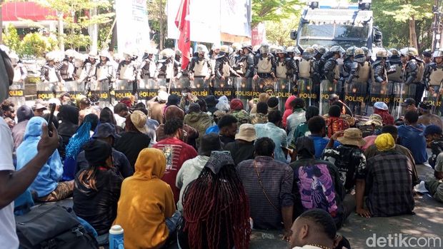 Mahasiswa Papua Demo Tutup Jalan di Makassar, Bawa Bendera One Piece