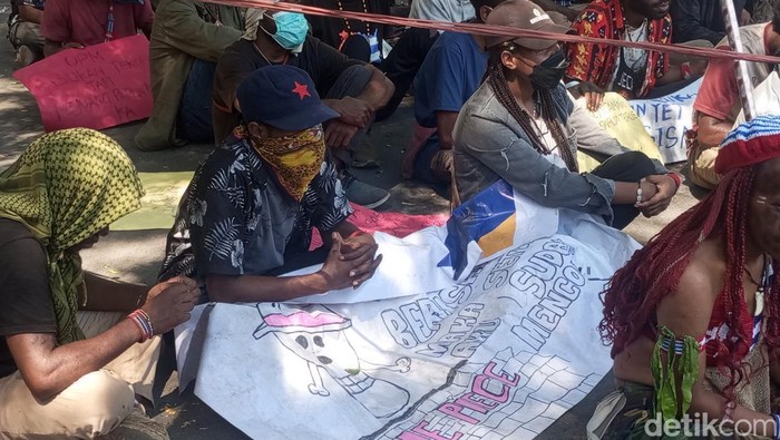 mahasiswa-papua-demo-tutup-jalan-di-makassar-bawa-bendera-one-piece
