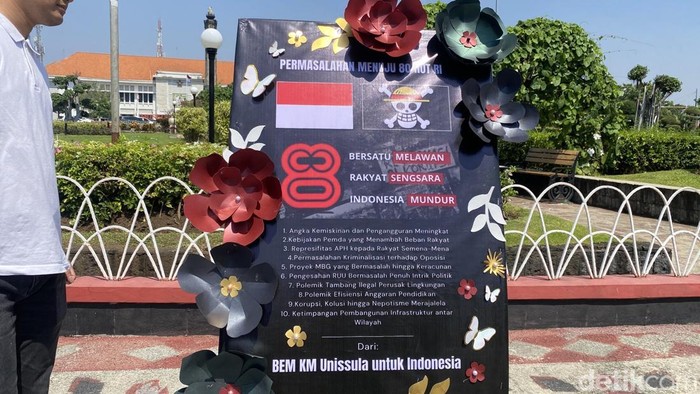 BEM Unissula Taruh Karangan Bunga Bersimbol One Piece di Tugu Muda Semarang