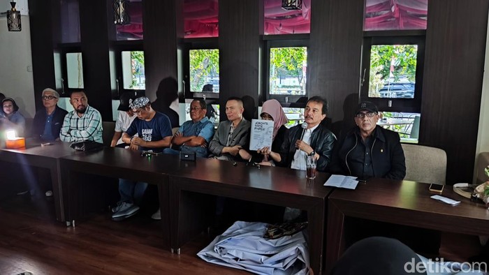 Judul Buku Roy Suryo dkk yang Batal Dilaunching di UC UGM: Jokowi's White Paper