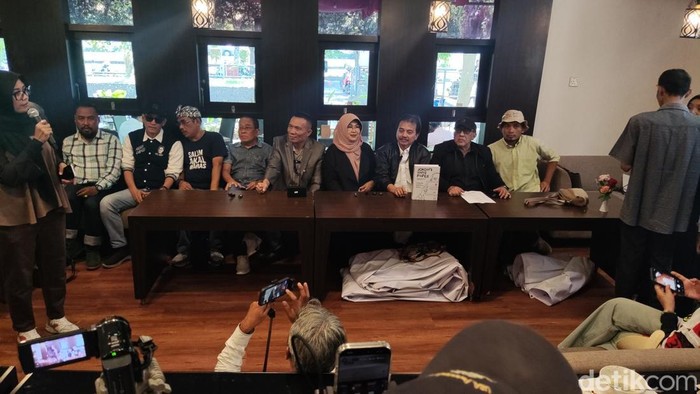 Judul Buku Roy Suryo dkk yang Batal Dilaunching di UC UGM: Jokowi's White Paper