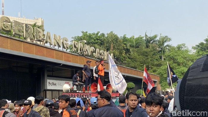 Demo 25 Agustus di DPR Ricuh, Massa Serang Mobil Mewah