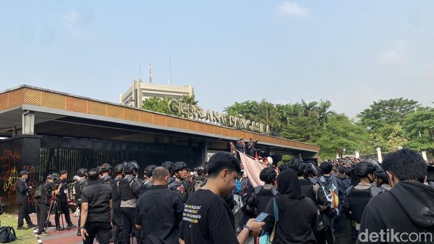 Demo 25 Agustus di DPR Ricuh, Massa Serang Mobil Mewah