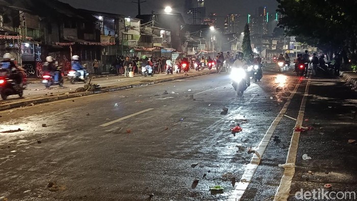 Mobil Tabrak Pemotor di Tengah Demo Tanah Abang, Massa Ngamuk Teriak Bantai-bantai!