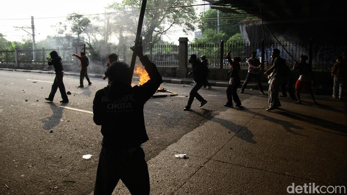 Demo 25 Agustus di DPR Ricuh, Massa Serang Mobil Mewah