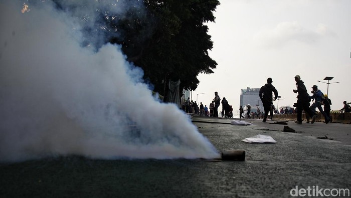 Demo 25 Agustus di DPR Ricuh, Massa Serang Mobil Mewah
