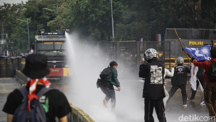 Demo 25 Agustus di DPR Ricuh, Massa Serang Mobil Mewah