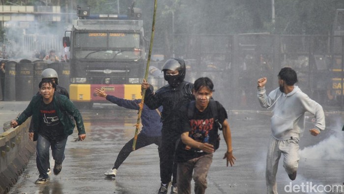 Demo 25 Agustus di DPR Ricuh, Massa Serang Mobil Mewah