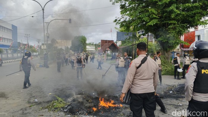Kota Sorong Rusuh Akibat Masyarakat Tolak Pemindahan Tapol ke Makassar