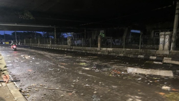 Massa Hendak Bakar Pos Polisi di Jalan Asia Afrika, Polisi Tembakkan Gas Air Mata