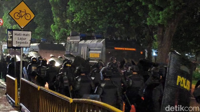 Brimob Bergerak Sisir Kwitang, Demonstran Berhamburan