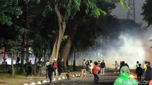 Gerbang Depan Brimob Kwitang Terbakar di Tengah Demo