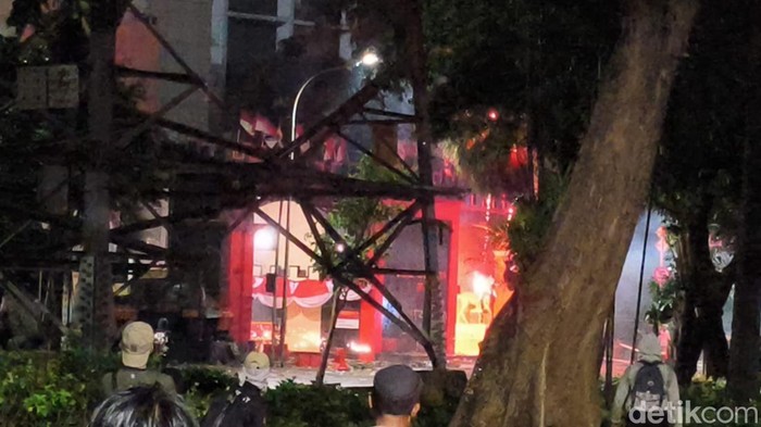 Gerbang Depan Brimob Kwitang Terbakar di Tengah Demo