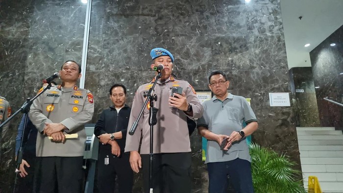 Kapolri Peluk dan Minta Maaf ke Keluarga Ojol yang Tewas Dilindas Rantis