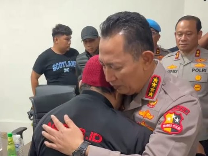 Kapolri Peluk dan Minta Maaf ke Keluarga Ojol yang Tewas Dilindas Rantis