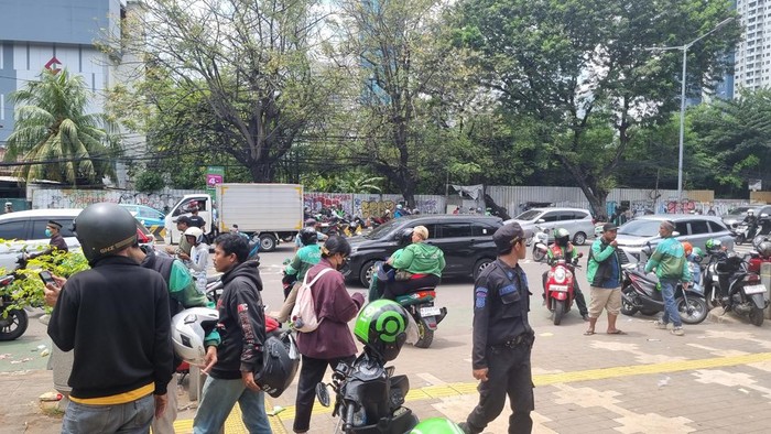 Hadiri Pemakaman Affan, Kapolda Metro Diamuk & Diarak Massa Ojol