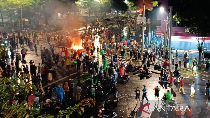 Massa Masih Bertahan di Mako Brimob Kwitang, Sempat Bakar Pospol Senen