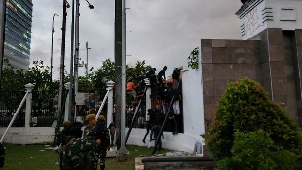 Hujan deras, demonstrasi di depan Gedung DPR mereda