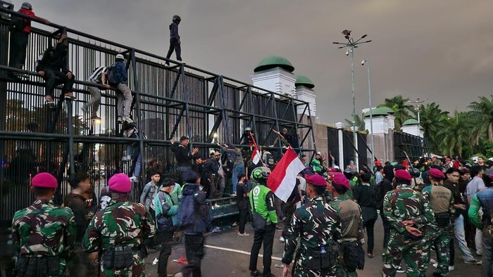Hujan deras, demonstrasi di depan Gedung DPR mereda