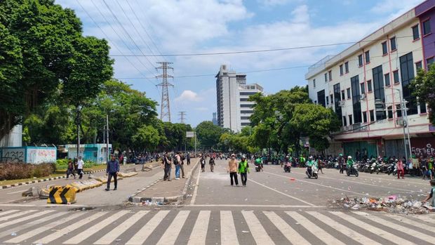 Situasi Terkini Simpang Senen Usai Massa Aksi di Markas Brimob Bubarkan Diri