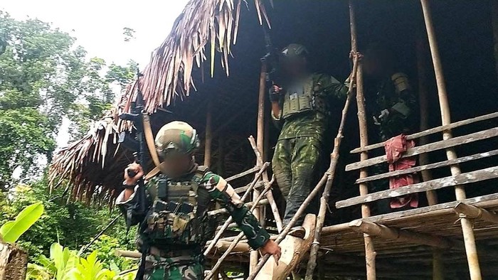 Marinir Kuasai 5 Markas OPM di Maybrat, Senpi Rakitan-Busur Panah Disita