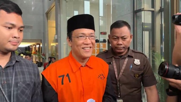 Eks Wamenaker Noel Pakai Peci Saat Diperiksa KPK: Biar Lebih Keren