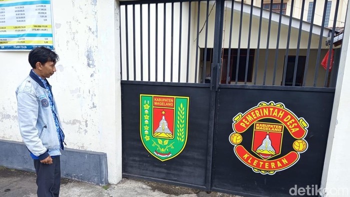 Pak Kadus di Magelang Rela Kena Bully Pasang 'Logo MU' di Kantor Desa