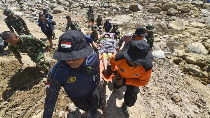 Prajurit TNI Antar Bantuan di Daerah Terisolir Aceh Tengah