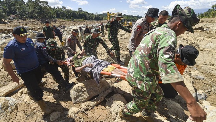 Prajurit TNI Antar Bantuan di Daerah Terisolir Aceh Tengah
