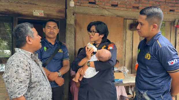 Cerita Haru Bayi di Agam Diselamatkan dari Lumpur Banjir Bandang