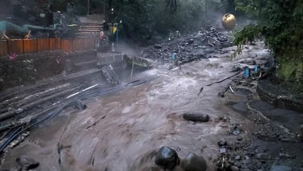 diterjang-banjir-bandang-kolam-air-panas-wisata-guci-di-tegal-hilang