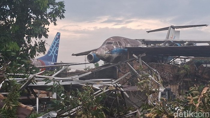 puting-beliung-di-kemang-bogor-sayap-pesawat-bekas-timpa-rumah-warga