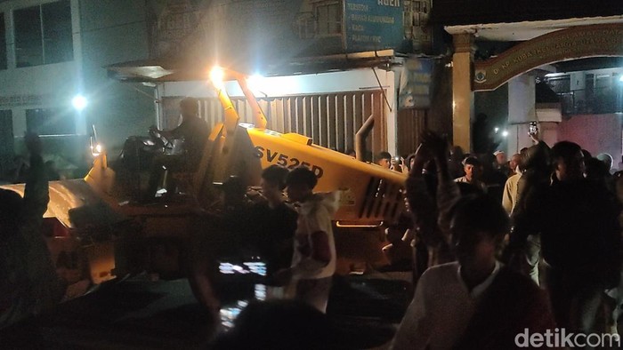 ratusan-warga-kaki-gunung-gede-kembali-usir-3-alat-berat