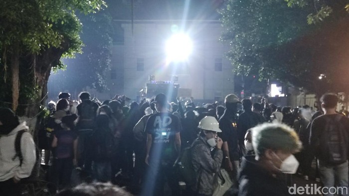 Demo di Polda DIY Berakhir Ricuh, 3 Mahasiswa Dibawa Polisi ke Rektorat