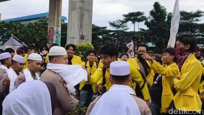 Alasan Mahasiswa Emosi Sampai Tunjuk-tunjuk Polisi Depan Mabes Polri