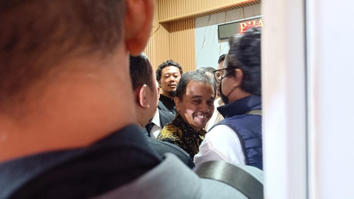 roy-suryo-dan-dr-tifa-diserahkan-ke-jaksa-pagi-ini-begini-penampakannya