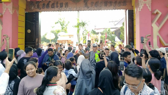 warga-rela-berdesakan-hingga-naik-tembok-demi-lihat-jokowi-di-bandar-lampung