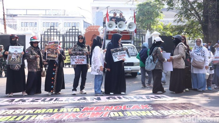 tolak-safari-politik-jokowi-massa-gelar-aksi-di-depan-dprd-jabar