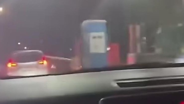 nekatnya-sopir-xpander-tabrak-mobil-gt-tol-kalikangkung-gegara-emoh-bayar