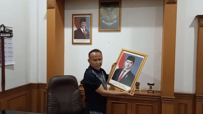 wakil-ketua-dprd-kota-sukabumi-turunkan-foto-gibran-usai-putusan-mk