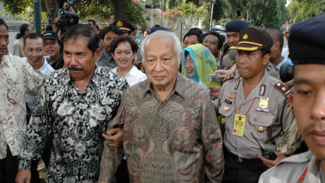 Ketika Soeharto 'Alergi' dengan Islam dan 'Insya Allah' 