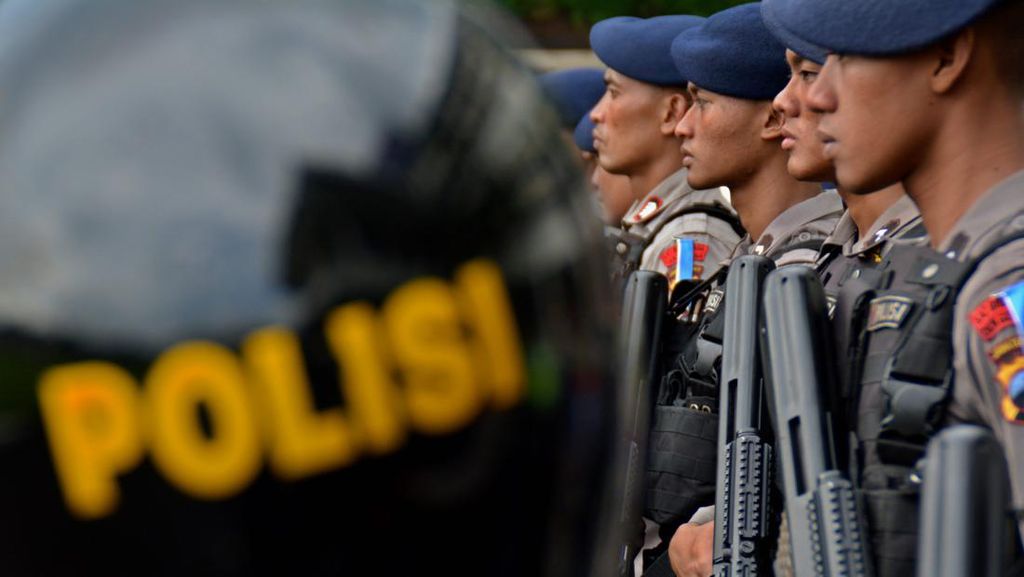 Anggota DPR Angkat Wacana Polisi Pakai Pentung Gantikan Senjata Api