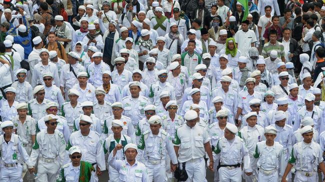 FPI Duga TNI Copoti Baliho Rizieq Shihab karena Instruksi Jokowi