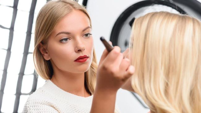 MAC Dikritik Warganet Gara Gara Buat Tutorial Make-up Sahur!