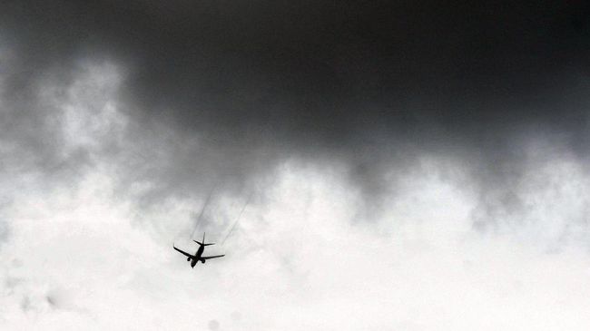 pilot-as-ancam-tabrak-swalayan-pakai-pesawat-warga-dievakuasi