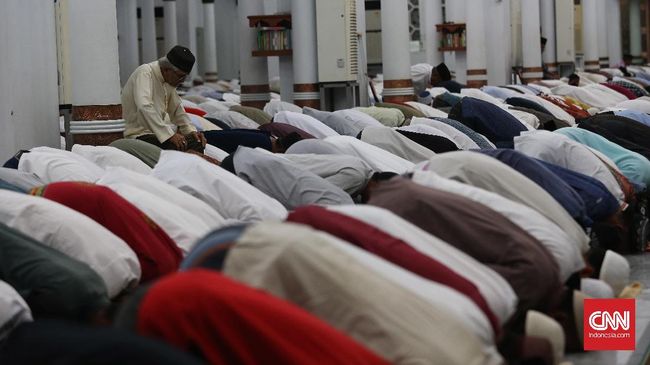 Tanpa Jarak, Ribuan Orang Tarawih di Masjid Baiturrahman Aceh